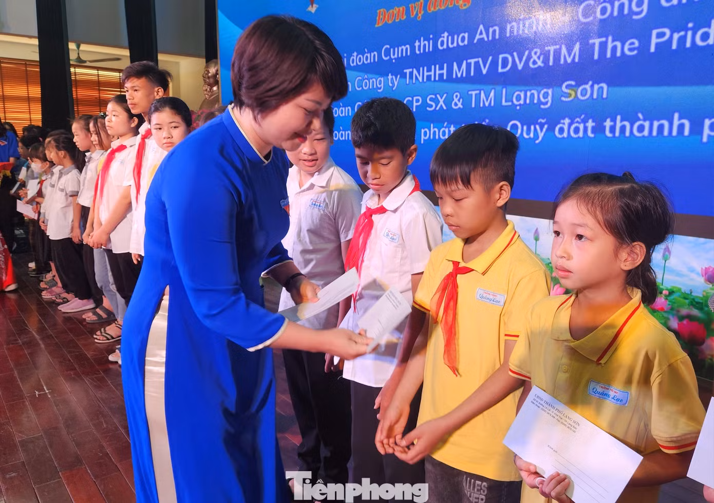 Chị Lê Thùy Dung, Phó Bí thư Tỉnh Đoàn, Chủ tịch Hội đồng Đội tỉnh Lạng Sơn trao quà cho thiếu nhi Lạng Sơn. Ảnh: Duy Chiến