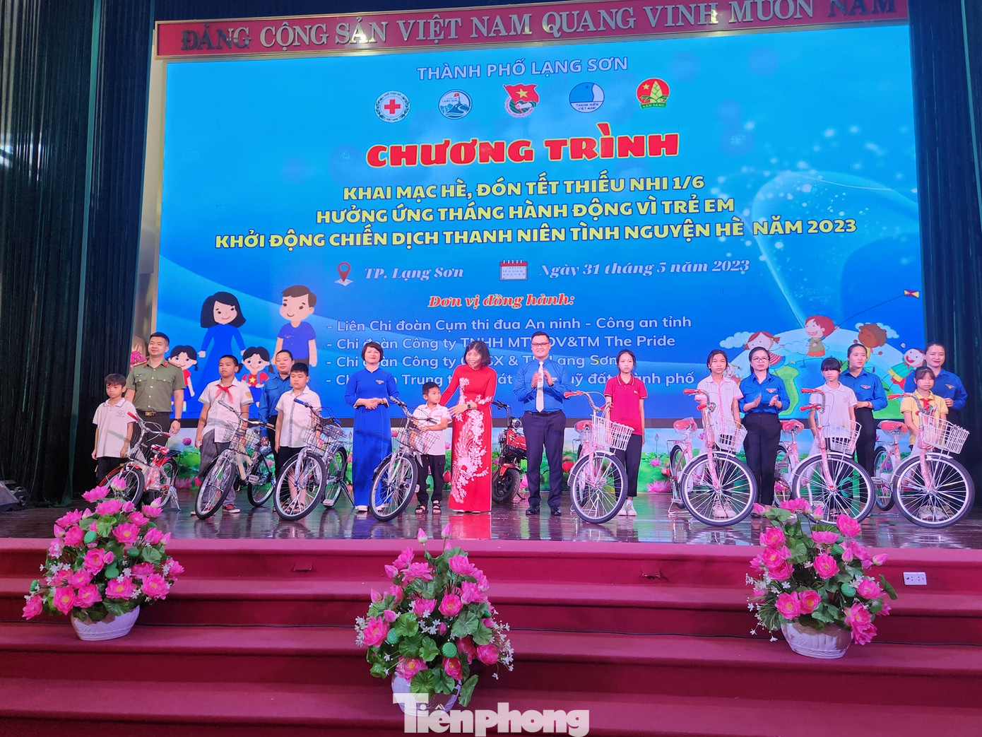 8 em học sinh nghèo nhận xe đạp của các đơn vị đồng hành, tài trợ. Ảnh: Duy Chiến 8 em học sinh nghèo nhận xe đạp của các đơn vị đồng hành, tài trợ. Ảnh: Duy Chiến
