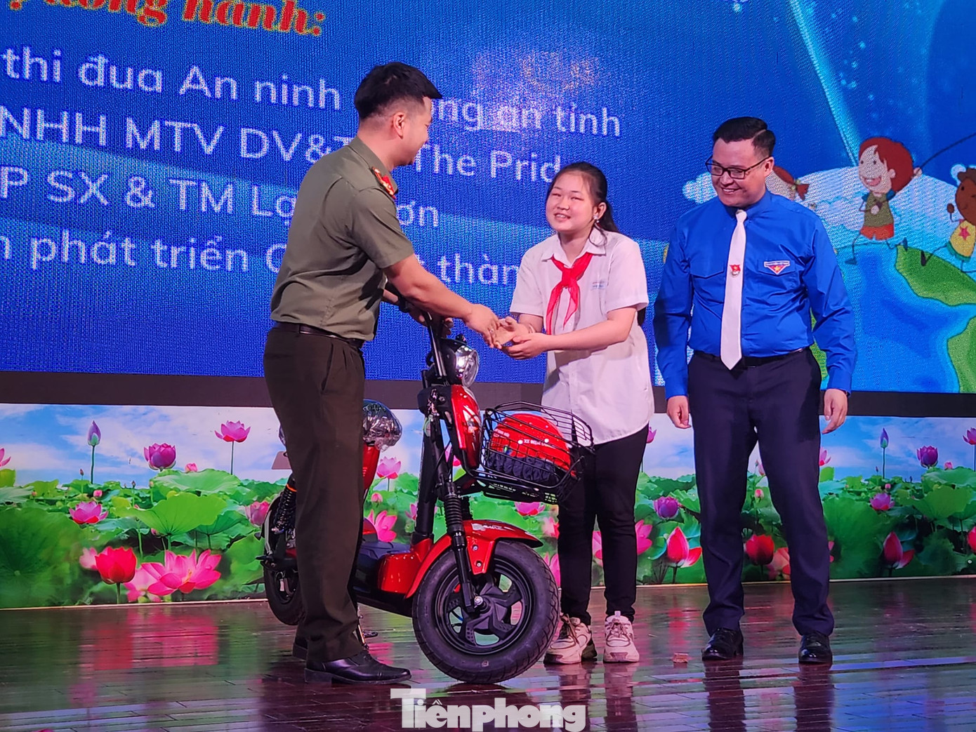 Tặng xe đạp điện cho con cán bộ Đoàn trên địa bàn thành phố có gia cảnh khó khăn. Ảnh: Duy Chiến Tặng xe đạp điện cho con cán bộ Đoàn trên địa bàn thành phố có gia cảnh khó khăn. Ảnh: Duy Chiến