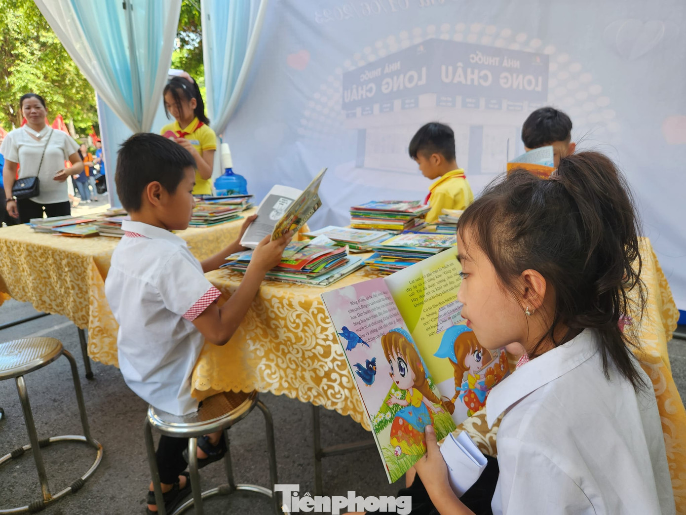 Các em hào hứng với gian đọc sách miễn phí. Các em hào hứng với gian đọc sách miễn phí.