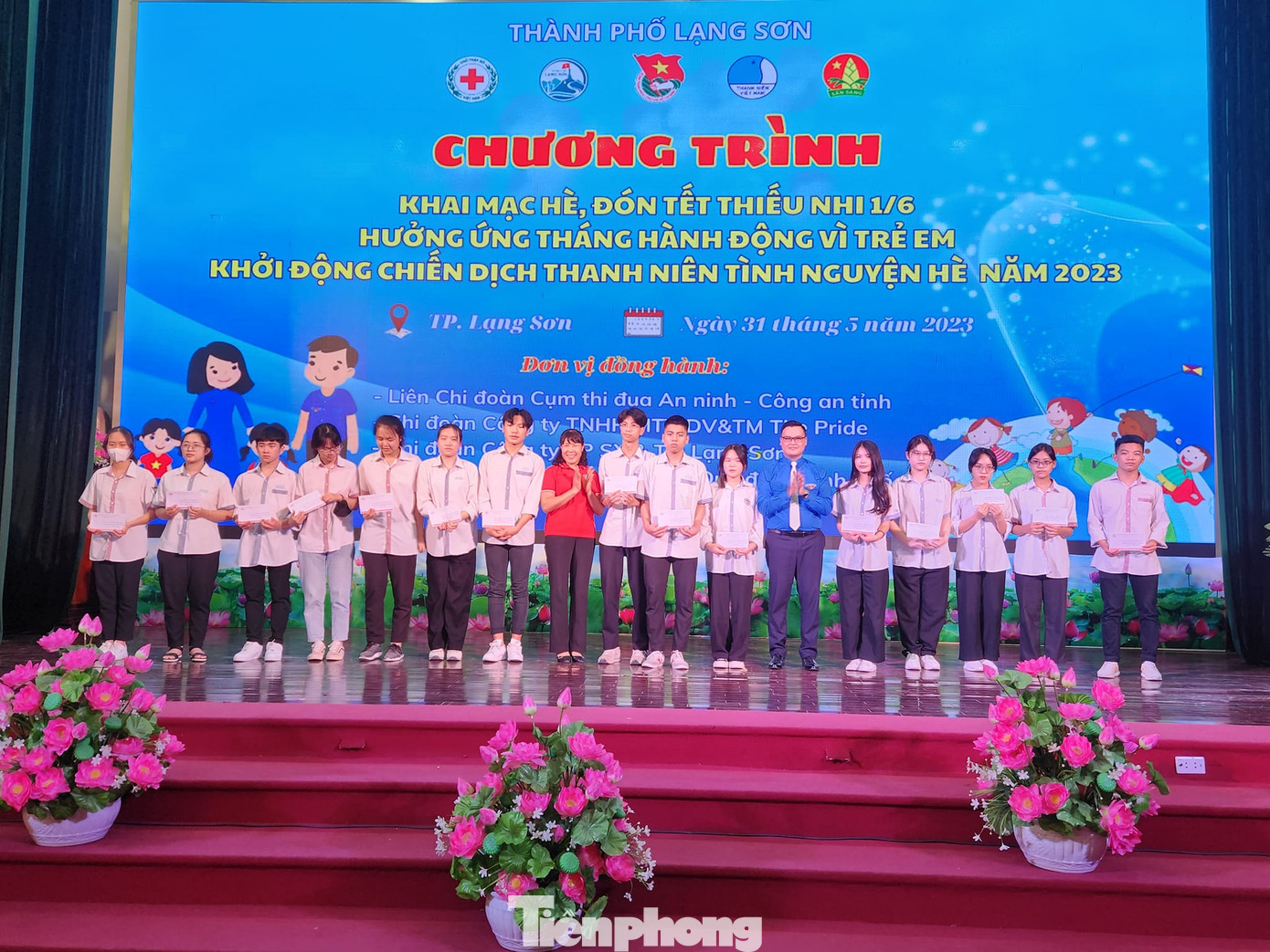 56 học sinh có hoàn cảnh khó khăn tham gia Kỳ thi tốt nghiệp THPT năm 2023 nhận quà hỗ trợ của Ban tổ chức. Ảnh: Duy Chiến 56 học sinh có hoàn cảnh khó khăn tham gia Kỳ thi tốt nghiệp THPT năm 2023 nhận quà hỗ trợ của Ban tổ chức. Ảnh: Duy Chiến