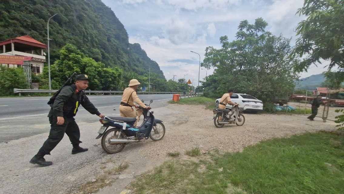 Sau hơn 4 tiếng đồng hồ, các phương tiện được di chuyển đến nơi tập kết cao, an toàn.
