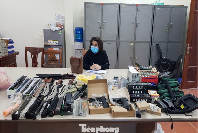 Đối tượng Vũ Thị Hạnh và tang vật "hàng nóng" cất giấu ở nhà và quầy bán hàng ở chợ Đông Kinh (ảnh do công an Lạng Sơn cung cấp)