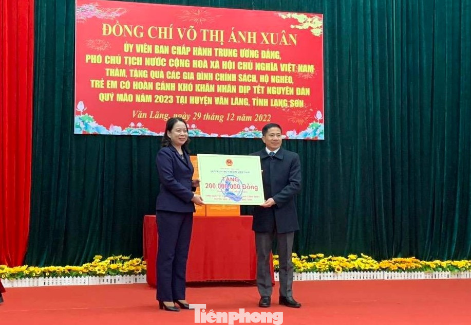 Tặng quà tết cho đồng bào các dân tộc huyện Văn Lãng, Lạng Sơn. Ảnh: Duy Chiến Tặng quà tết cho đồng bào các dân tộc huyện Văn Lãng, Lạng Sơn. Ảnh: Duy Chiến