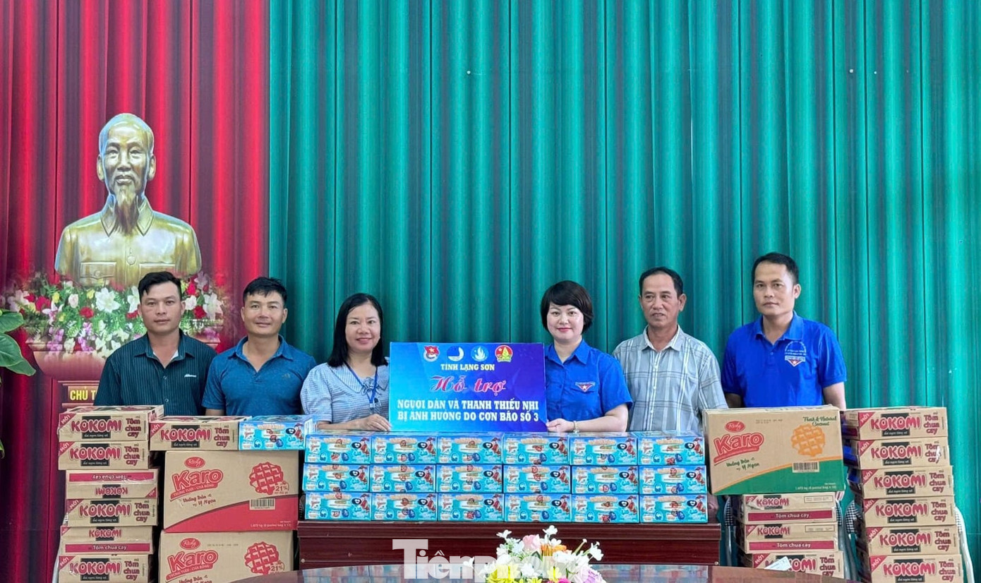 Tỉnh Đoàn- Hội đồng Đội tỉnh tặng nhiều phần quà cho các thiếu niên, nhi đồng huyện Lộc Bình