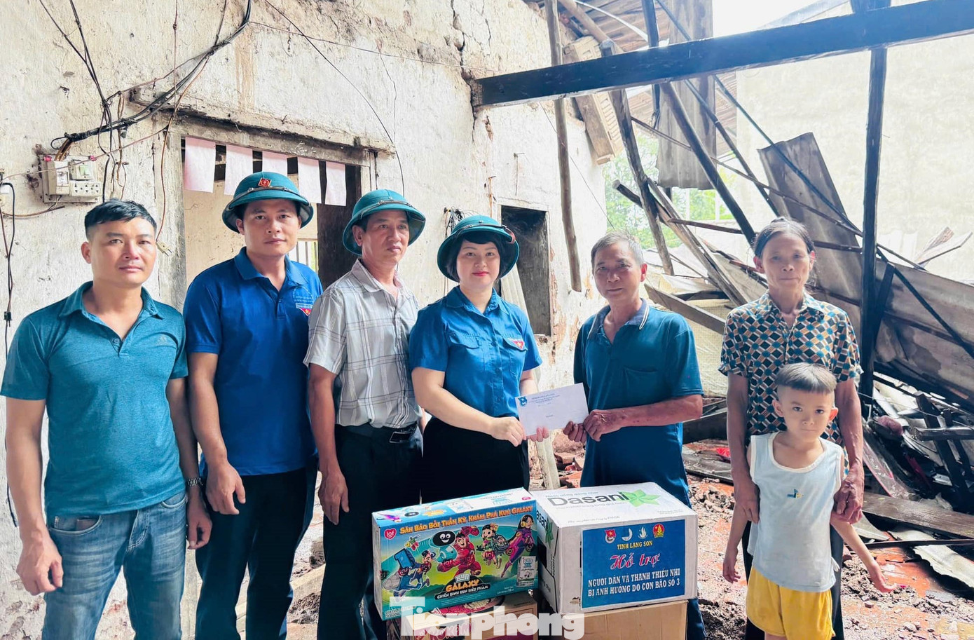 Tặng quà, hỗ trợ các gia đình bị thiệt hại về nhà ở.
