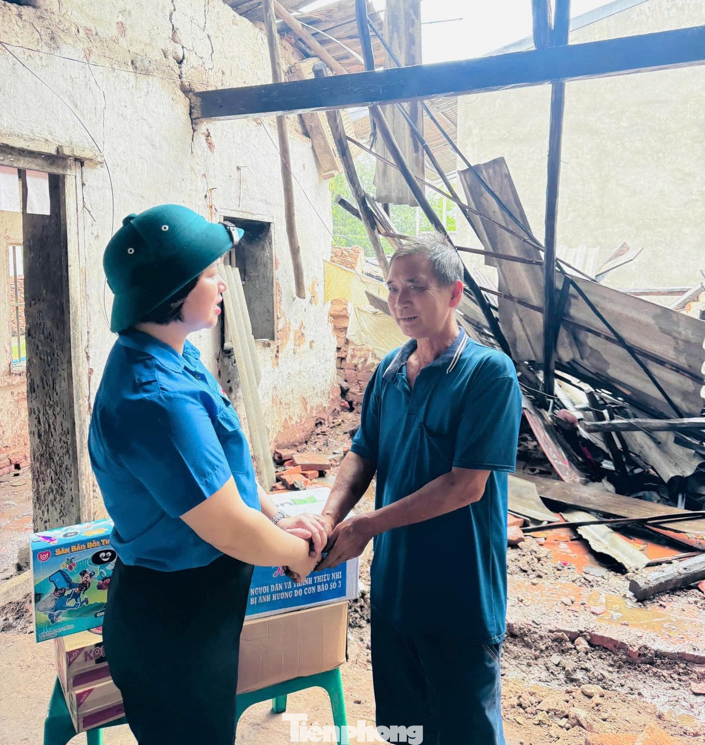 Chị Lê Thùy Dung- Phó Bí thư Tỉnh Đoàn, Chủ tịch Hội đồng Đội thăm hỏi, động viên, tặng quà các hộ gia đình bị ảnh hưởng bởi cơn bão số 3.