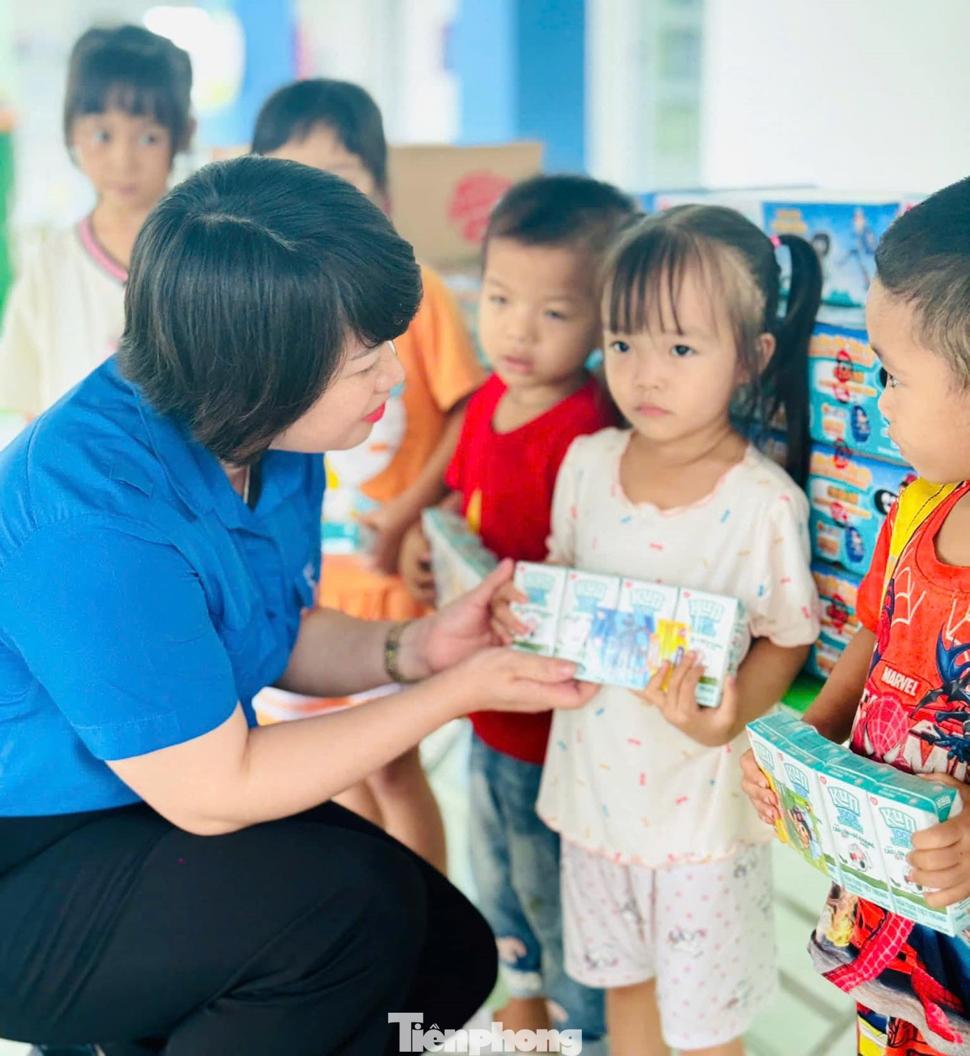 Chị Lê Thùy Dung - Phó Bí thư Tỉnh Đoàn, Chủ tịch Hội đồng Đội tỉnh ân cần trao cho các em mầm non những phần quà ý nghĩa.