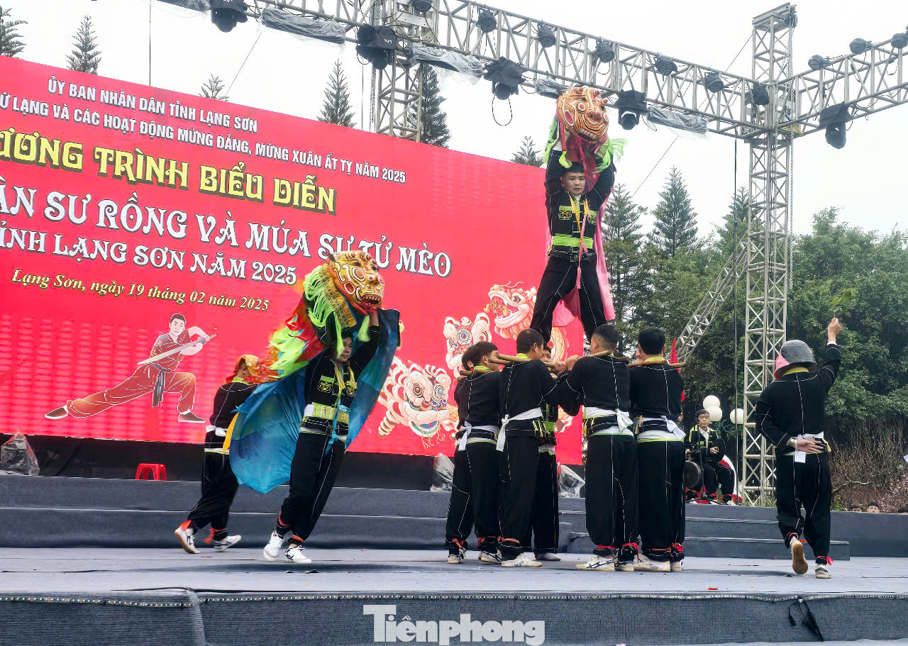 Nghệ thuật, điêu luyện là ấn tượng của du khách muôn phương nhận xét về các phần thi múa sư tử mèo của các chàng trai xứ Lạng. Ảnh: Duy Chiến.
