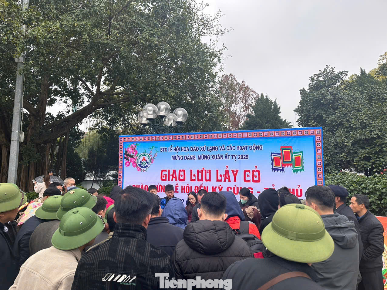 Rất đông người dân đến tham gia, chứng kiến cuộc thi Lảy cỏ đặc sắc ở miền biên giới xứ Lạng. Ảnh: Duy Chiến.