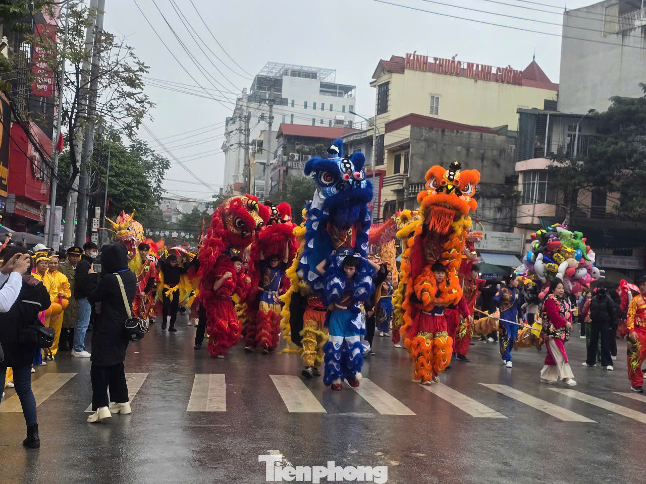 Đi đầu đoàn rước là lân sư rồng rộn rã cả tuyến đường từ đền Tả Phủ đến đền Kỳ Cùng. Ảnh: Duy Chiến.