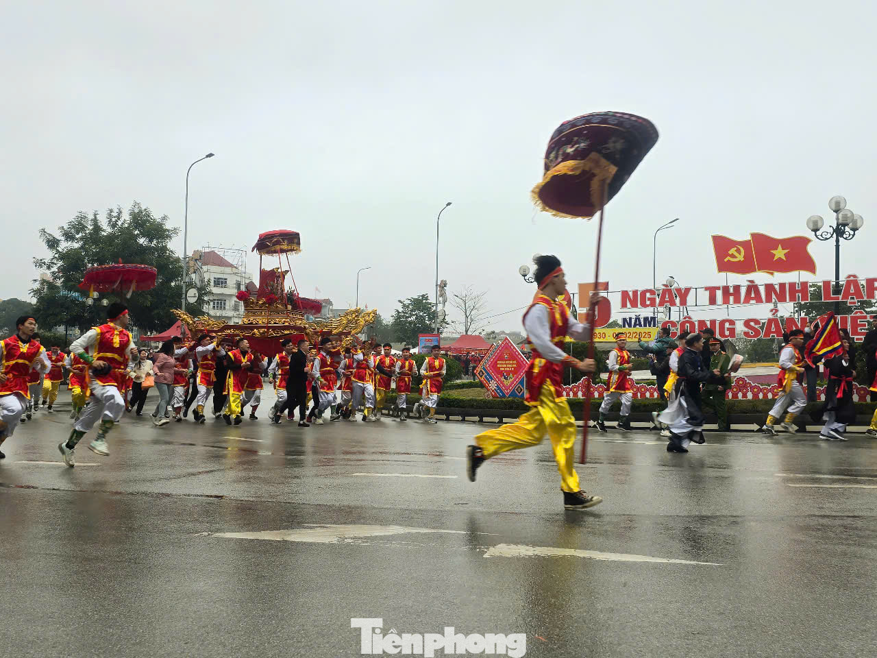 Ở ngã ba, ngã tư đường phố, đoàn rước thực hiện chạy xoay vòng rất khẩn trương, sôi nổi. Ảnh: Duy Chiến.