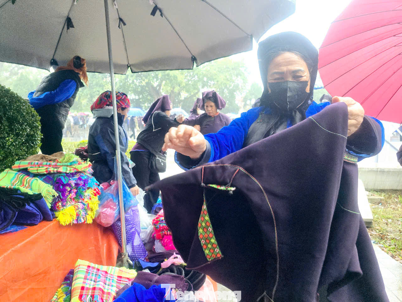 Đến với lễ hội, đồng bào tìm kiếm và mua những trang phục dân tộc để diện đi tìm bạn tình, hò hẹn qua các câu Sli, câu Lượn. Ảnh: Duy Chiến.