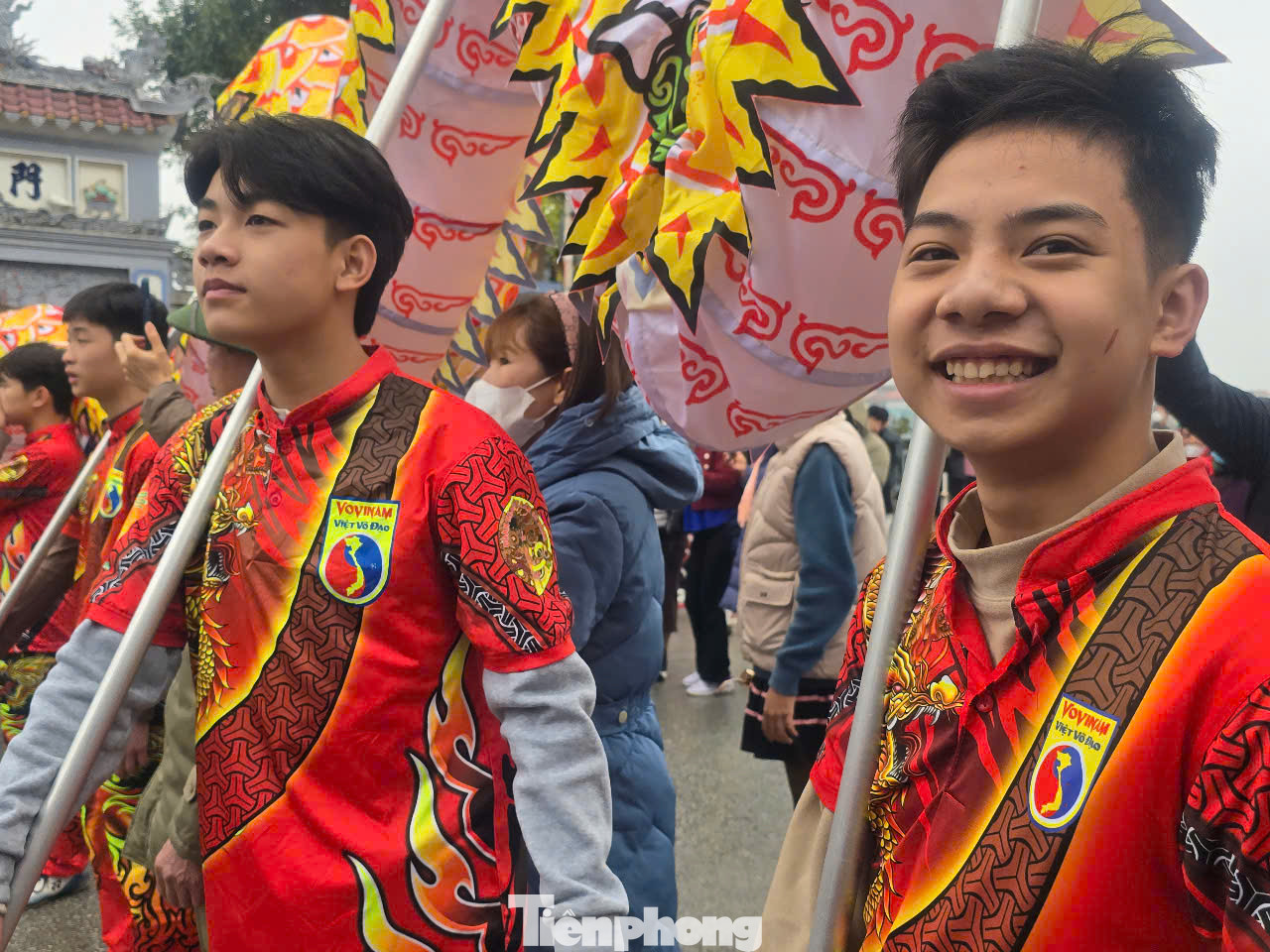Những chàng trai xứ Lạng được lựa chọn tham gia đoàn rước có thần thái tươi vui, hoan hỉ.