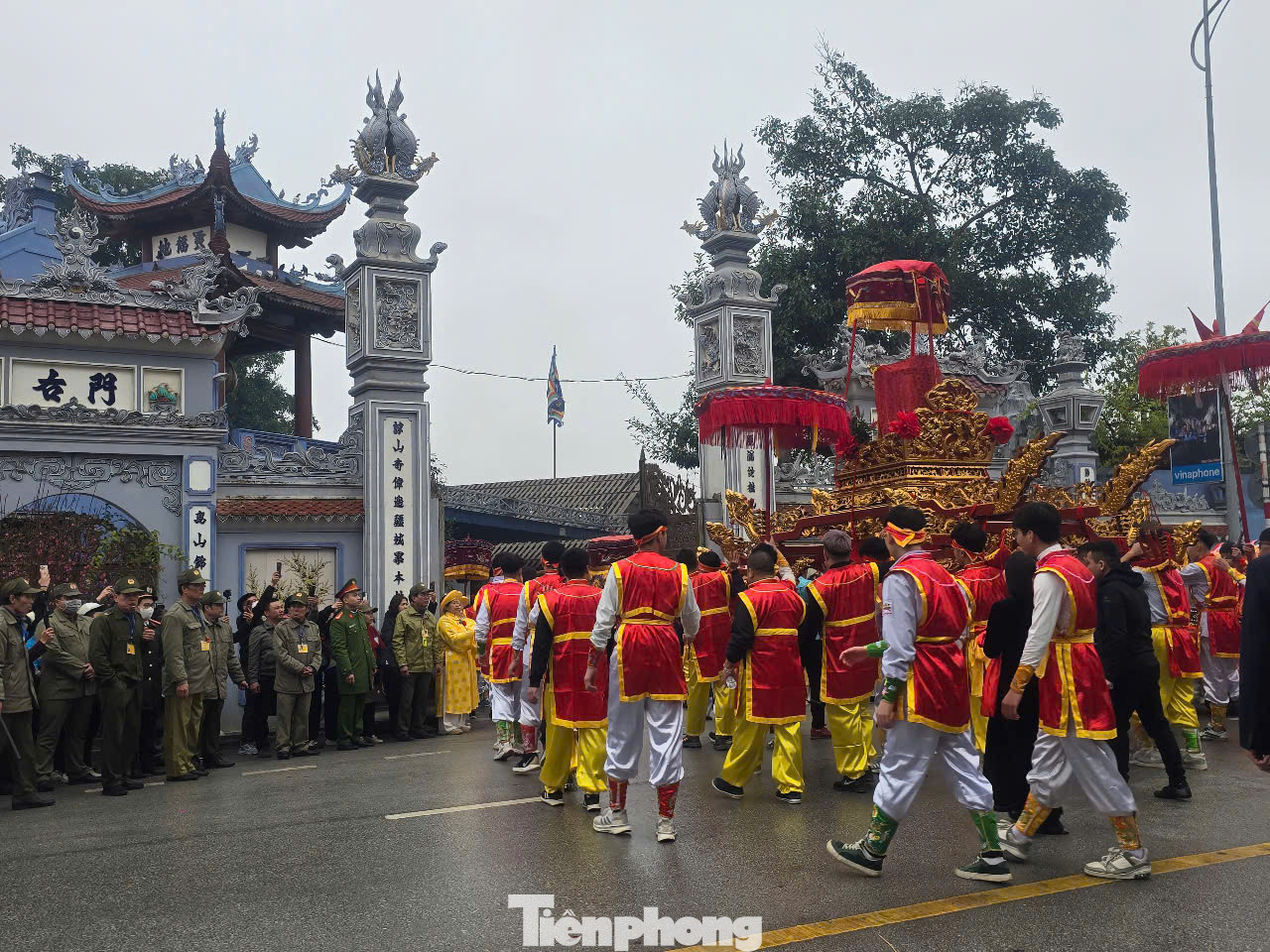 Khoảng 11h15 đoàn rước đã đến đền Kỳ Cùng trong niềm hân hoan, phấn khởi của mọi người. Ảnh: Duy Chiến.
