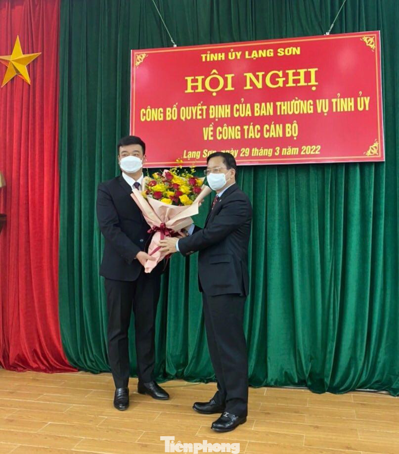 Ông Nguyễn Mạnh Tuấn (bìa trái) nhận hoa chúc mừng của lãnh đạo Tỉnh ủy Lạng Sơn. Ông Nguyễn Mạnh Tuấn (bìa trái) nhận hoa chúc mừng của lãnh đạo Tỉnh ủy Lạng Sơn.