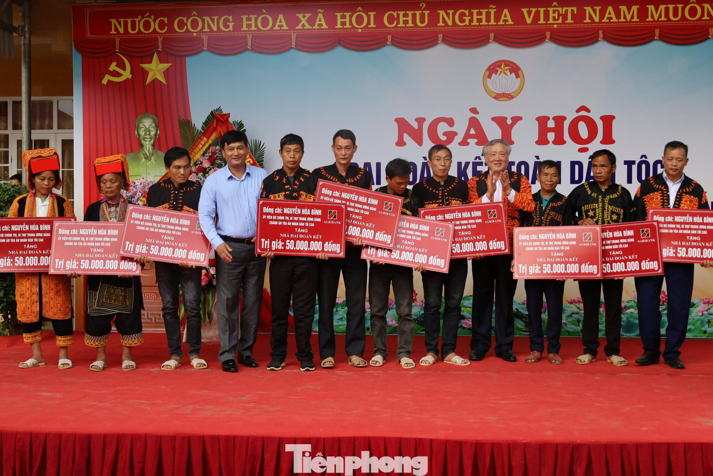 Đoàn công tác của Trung ương tặng 10 căn nhà "Đại đoàn kết" cho nhân dân địa phương -Ảnh: Duy Chiến Đoàn công tác của Trung ương tặng 10 căn nhà "Đại đoàn kết" cho nhân dân địa phương -Ảnh: Duy Chiến