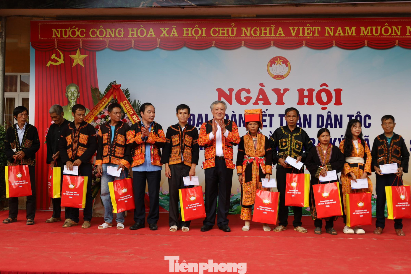 Đồng chí Nguyễn Hòa Bình tặng quà cho các hộ dân tiêu biểu của hai thôn Bó Pằm và Trà Ký -Ảnh: Duy Chiến Đồng chí Nguyễn Hòa Bình tặng quà cho các hộ dân tiêu biểu của hai thôn Bó Pằm và Trà Ký -Ảnh: Duy Chiến