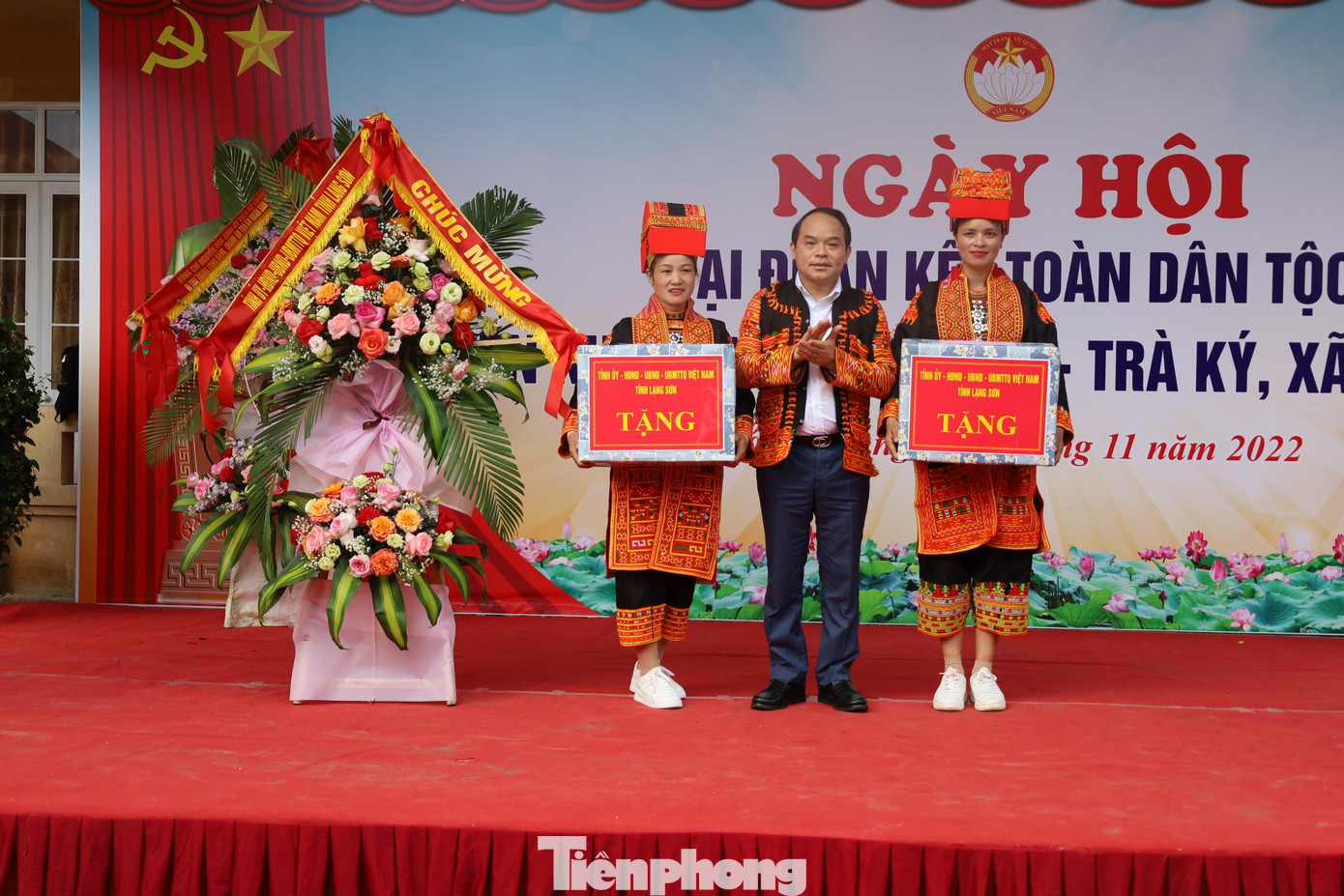 Ông Nguyễn Quốc Đoàn, Bí thư Tỉnh ủy Lạng Sơn tặng quà, động viên hai thôn Bó Pằm và Trà Ký -Ảnh: Duy Chiến Ông Nguyễn Quốc Đoàn, Bí thư Tỉnh ủy Lạng Sơn tặng quà, động viên hai thôn Bó Pằm và Trà Ký -Ảnh: Duy Chiến