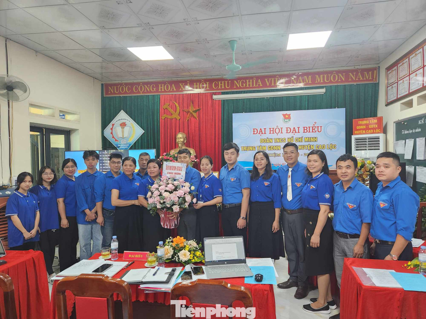 Tặng hoa chúc mừng BCH khóa mới Đoàn Trung tâm GDNN-GDTX huyện Cao Lộc. Ảnh: Duy Chiến