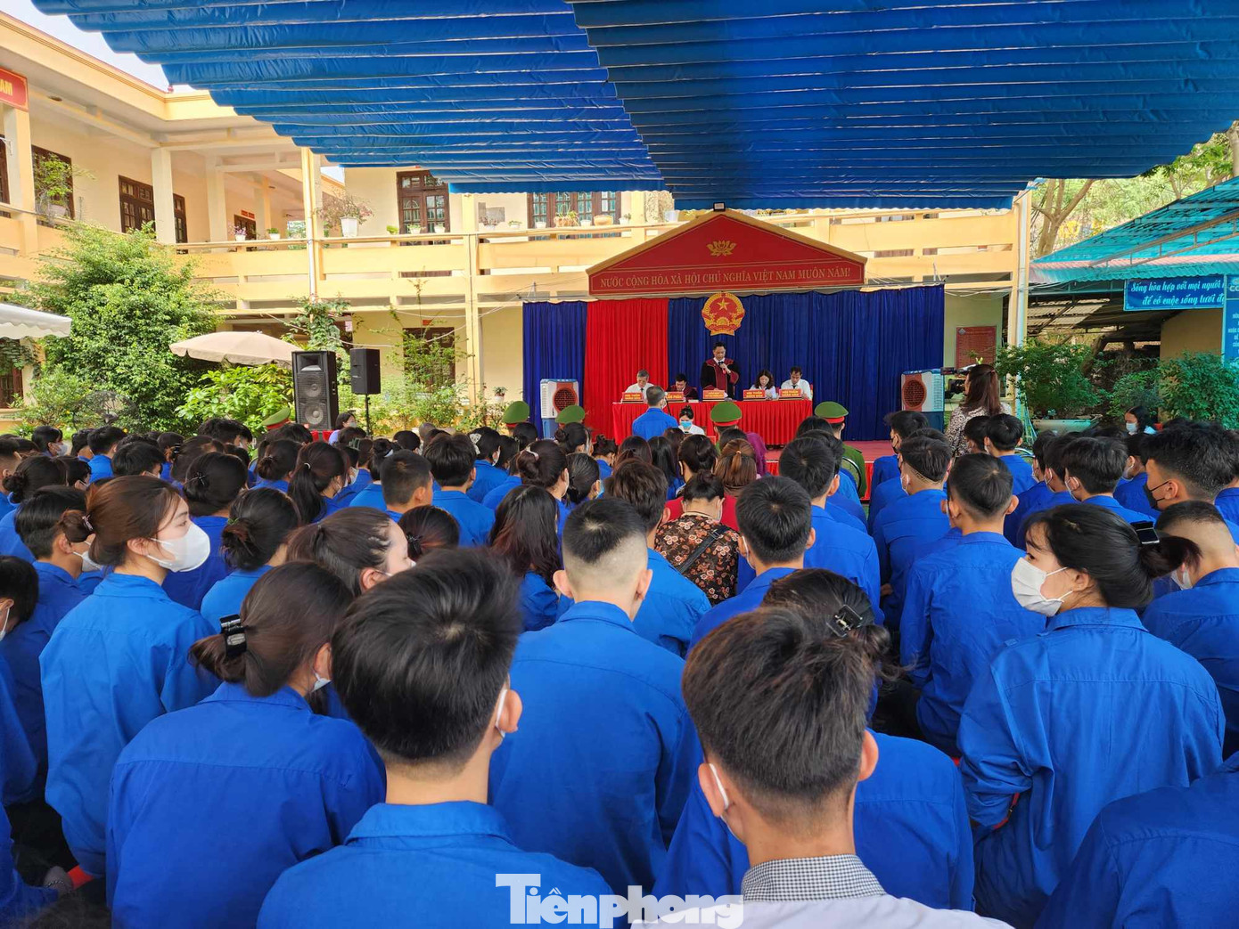 Đoàn viên, thanh niên sôi nổi tham gia tuyên truyền pháp luật. Ảnh: Duy Chiến