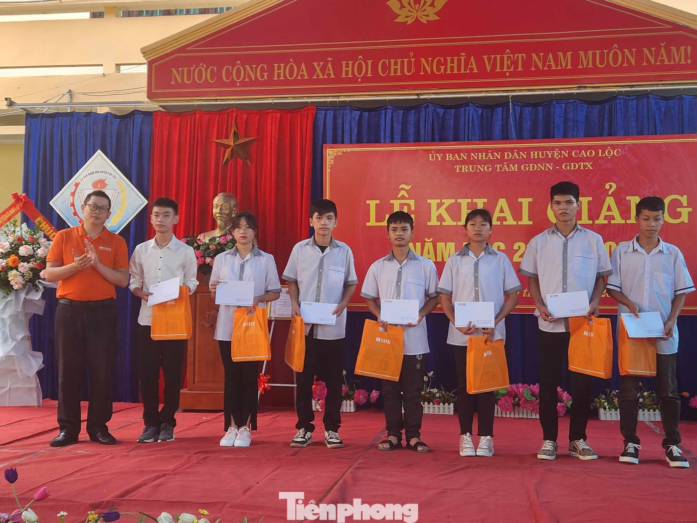 Phối hợp với các đơn vị, nhà hảo tâm tặng quà, học bổng cho các em nghèo, vùng sâu, vùng xa. Ảnh: Duy Chiến