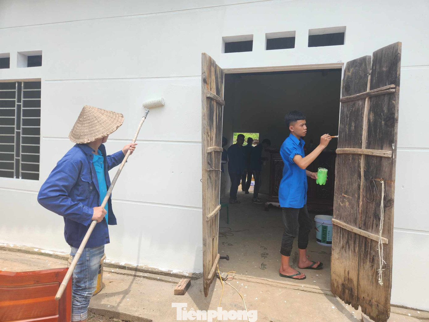 Tham gia tình nguyện giúp đỡ gia đình học sinh nghèo.