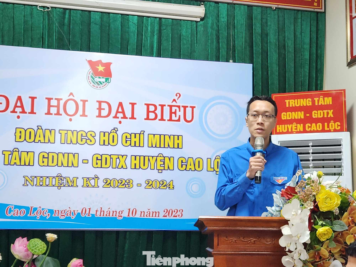 Anh Phạm Lê Minh - Phó Bí thư Huyện đoàn Cao Lộc ghi nhận những cố gắng của tuổi trẻ Đoàn Trung tâm GDNN- GDTX Cao Lộc đã góp phần xây dựng quê hương, biên cương vững mạnh. Ảnh: Duy Chiến