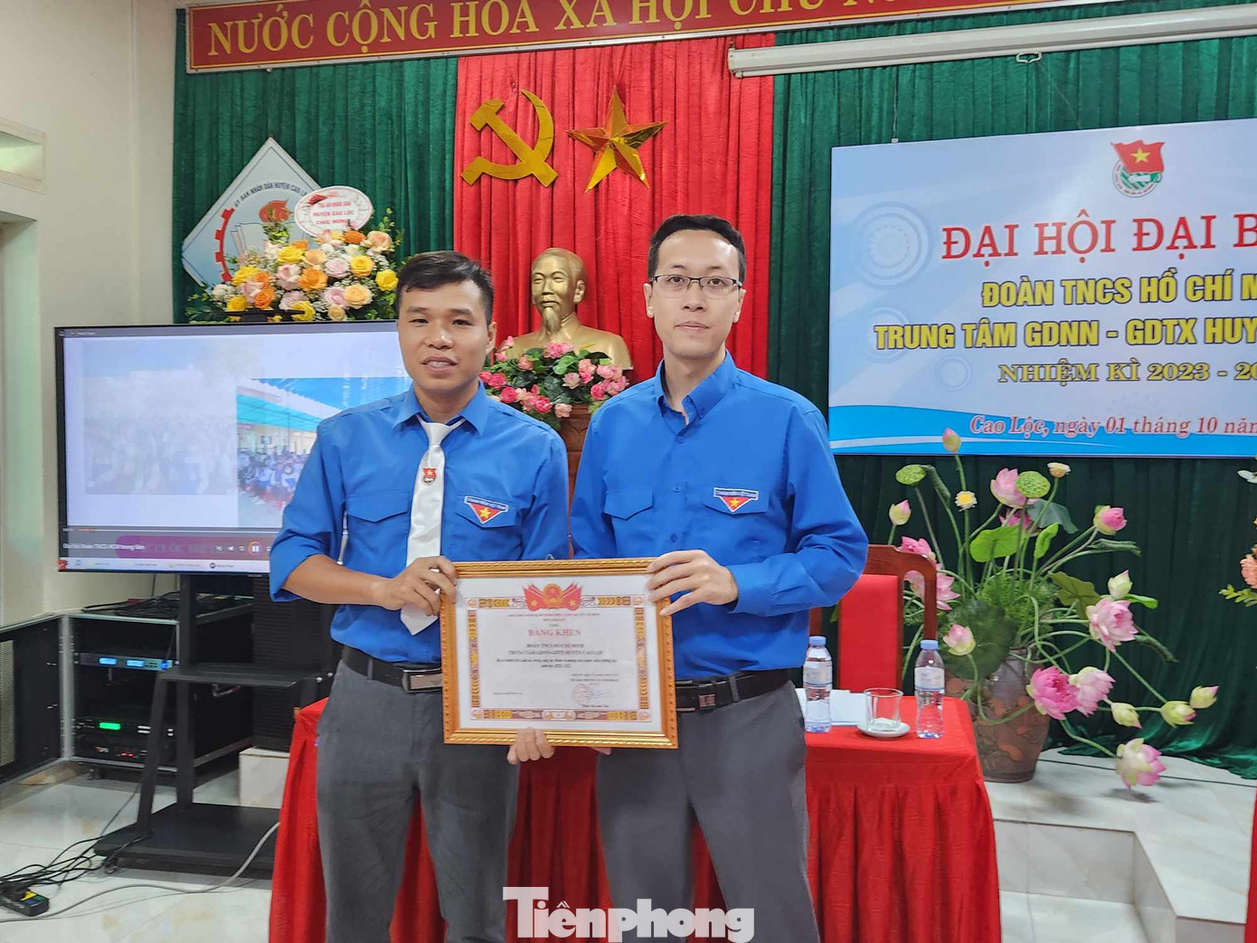 Bí thư Đoàn Trung tâm GDNN- GDTX Cao Lộc Trần Quang Huy (bìa trái) nhận Bằng khen của Tỉnh Đoàn Lạng Sơn. Ảnh: Duy Chiến