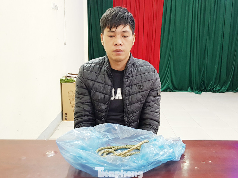 Đối tượng Nông Văn Tuấn cùng tang vật .Ảnh: N.M