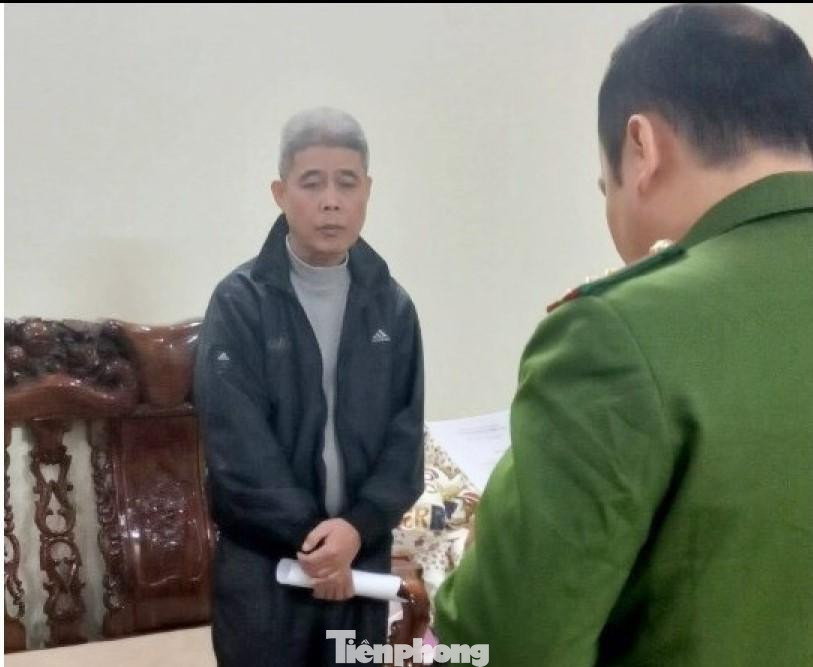 Ông Tô Quang Tuyến (bìa trái) nghe quyết định bắt tạm giam để điều tra -Ảnh: TL