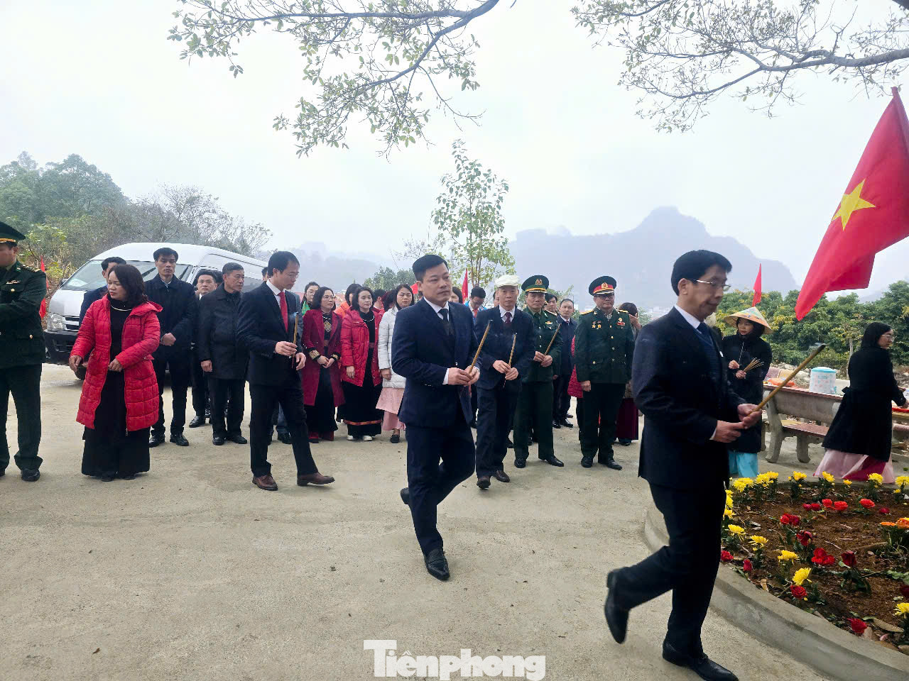 Cán bộ và nhân dân Đồng Đăng, huyện Cao Lộc dâng tâm nhang tưởng nhớ những người đã anh dũng hy sinh bảo vệ Pháo đài Đồng Đăng.