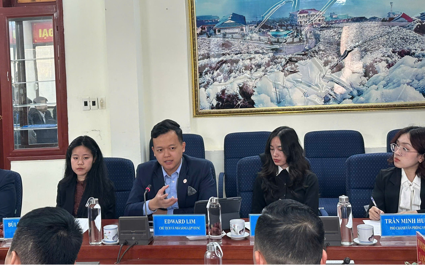 Ông Edward Lim (giữa) mong muốn thúc đẩy hợp tác thanh niên hai nước Việt- Singapore. Ông Edward Lim (giữa) mong muốn thúc đẩy hợp tác thanh niên hai nước Việt- Singapore.