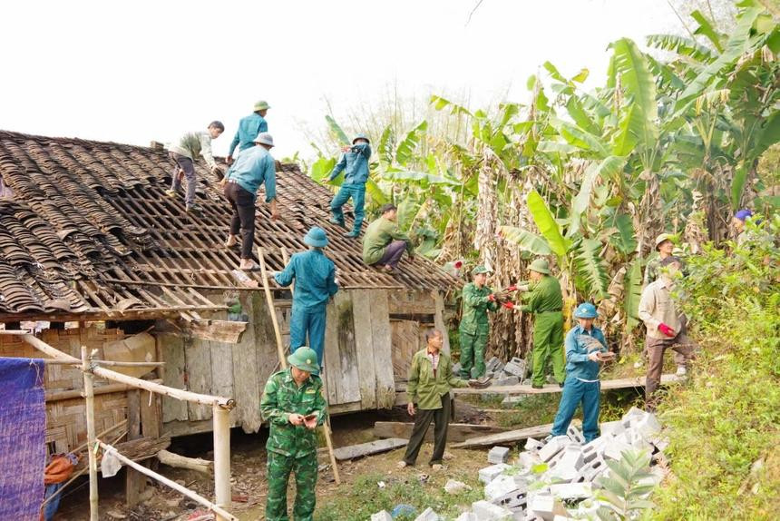 Bộ đội Biên phòng Lạng Sơn và các đơn vị chức năng địa phương giúp dân tu sửa, xây mới nhiều căn nhà &quot;Nghĩa tình quân dân&quot;.