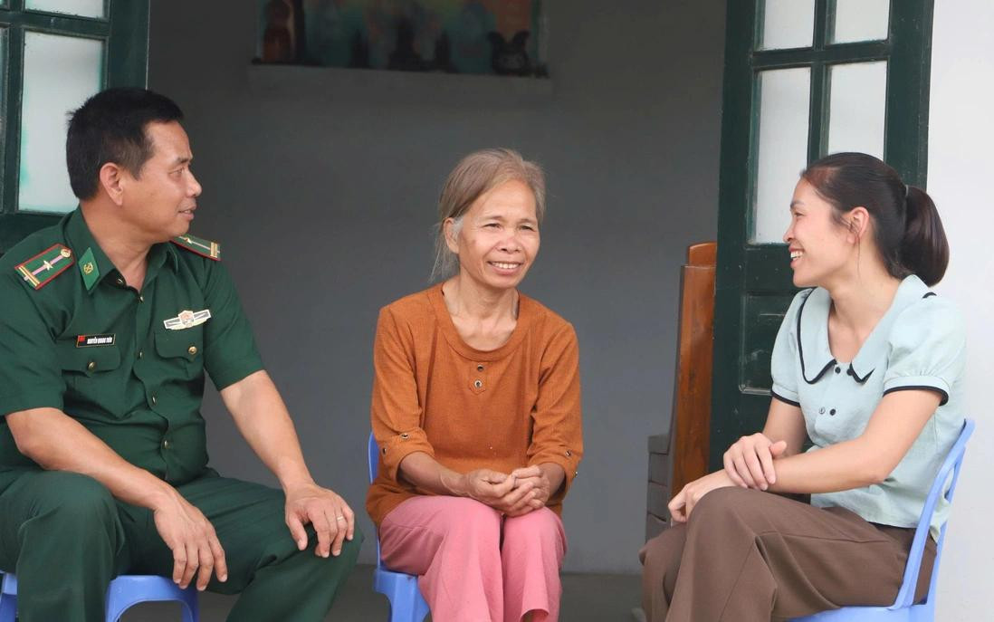 Sau khi được Bộ đội Biên phòng hỗ trợ xây nhà mới, phát triển kinh tế, gia đình bà Ngô Thị Bạch (giữa) xin ra khỏi danh sách hộ nghèo.