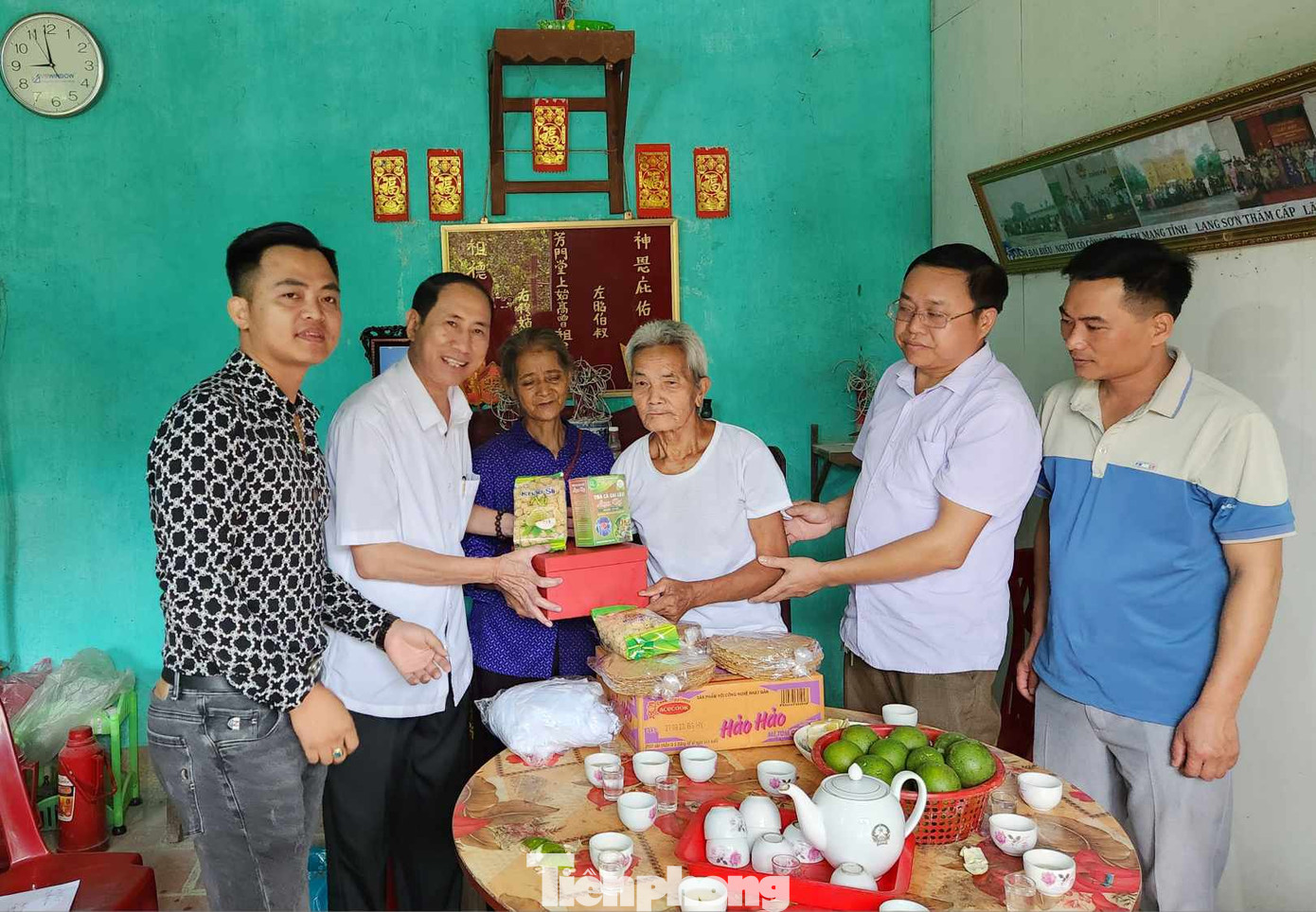 Đoàn công tác thiện nguyện do báo Tiền Phong thường trú tại Lạng Sơn thăm, tri ân những người có công trên địa bàn huyện Tràng Định. Ảnh: Duy Chiến Đoàn công tác thiện nguyện do báo Tiền Phong thường trú tại Lạng Sơn thăm, tri ân những người có công trên địa bàn huyện Tràng Định. Ảnh: Duy Chiến