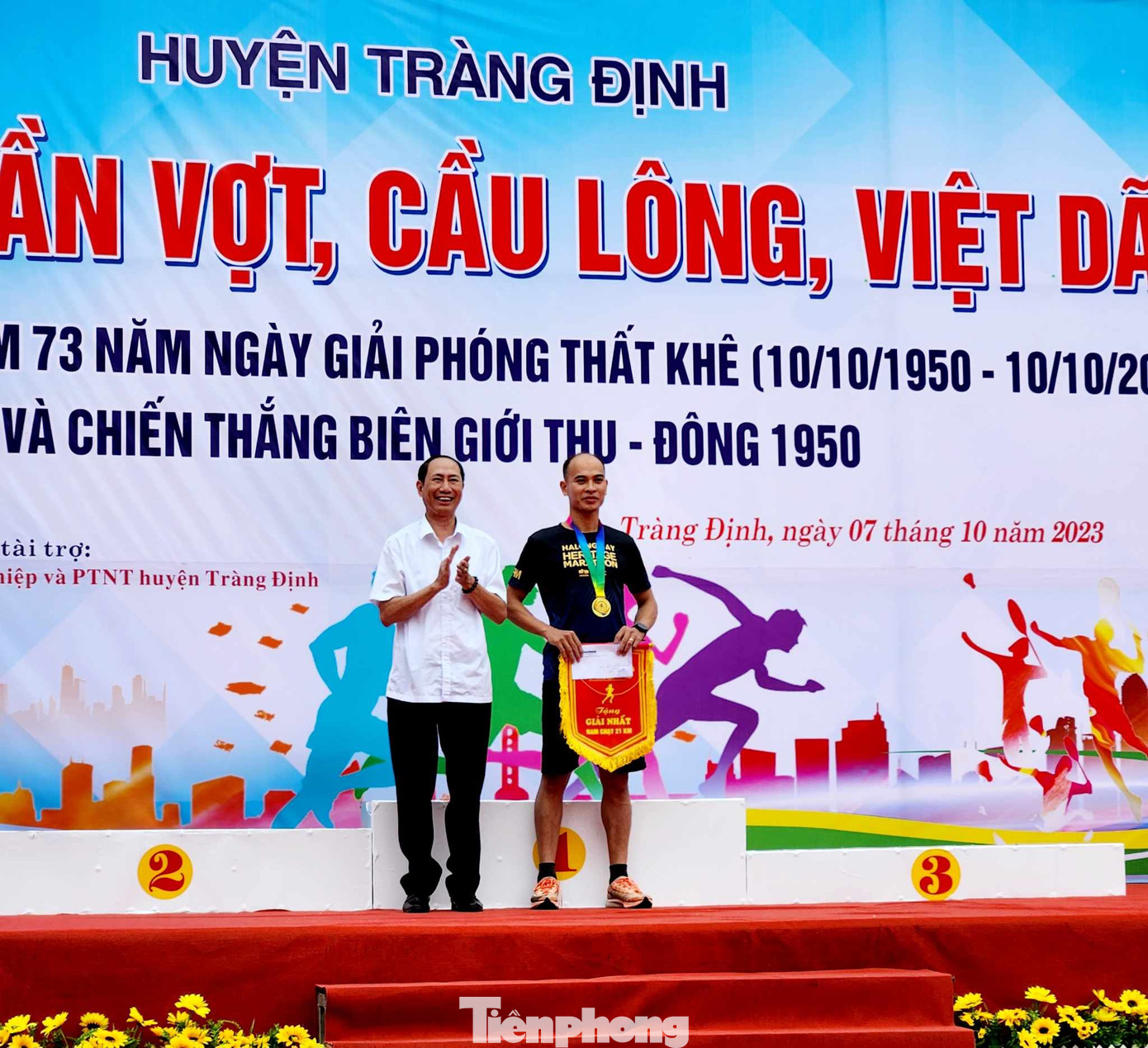 Thay mặt đoàn thiện nguyện, đại diện báo Tiền Phong tại Lạng Sơn trao giải chạy việt dã, cổ vũ phong trào thể dục, thể thao tại địa phương. Ảnh: Duy Chiến Thay mặt đoàn thiện nguyện, đại diện báo Tiền Phong tại Lạng Sơn trao giải chạy việt dã, cổ vũ phong trào thể dục, thể thao tại địa phương. Ảnh: Duy Chiến