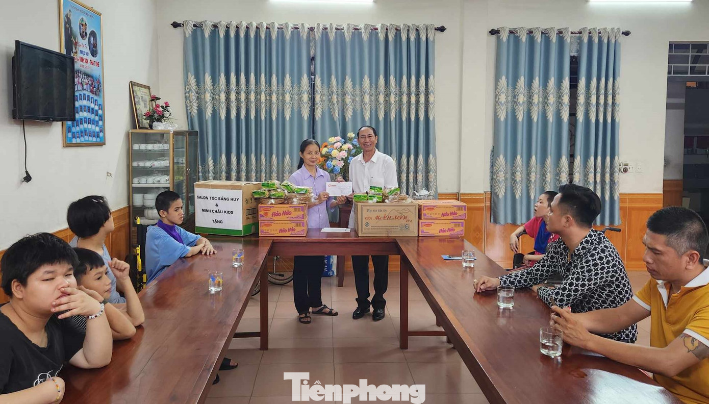 Đoàn thiện nguyện trao gửi những tình cảm, món quà cho trẻ bất hạnh ở Mái ấm Vinh Sơn. Ảnh: Duy Chiến Đoàn thiện nguyện trao gửi những tình cảm, món quà cho trẻ bất hạnh ở Mái ấm Vinh Sơn. Ảnh: Duy Chiến