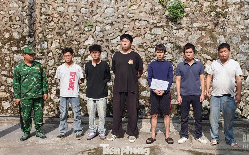 5 người Trung Quốc và đối tượng Hoàng Văn Huynh (cầm biển tên) tại Đồn Biên phòng Chi Lăng.