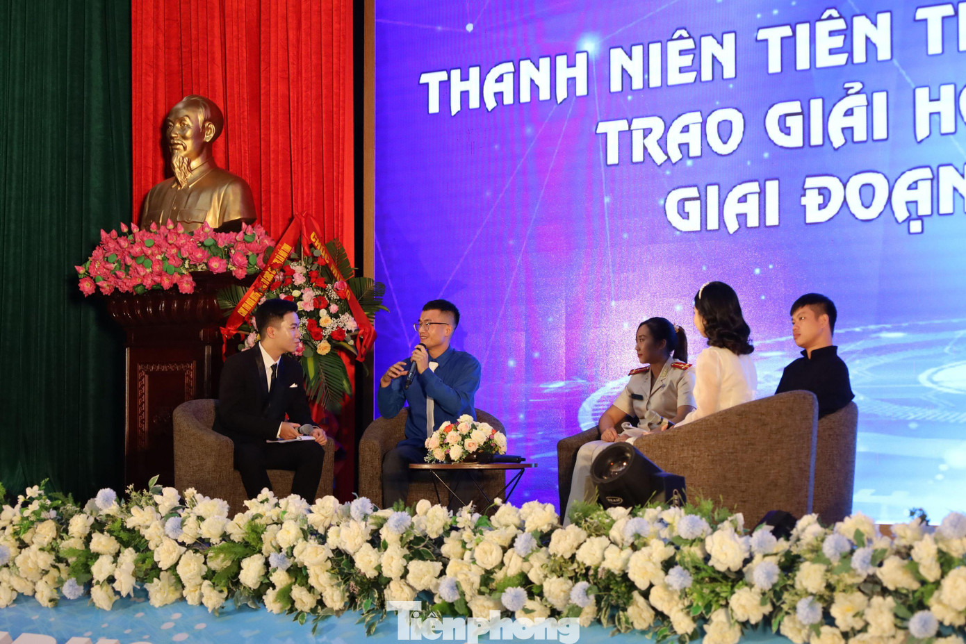 Các tấm gương tiêu biểu xuất sắc chia sẻ câu chuyện nỗ lực vươn lên - Ảnh: Duy Chiến