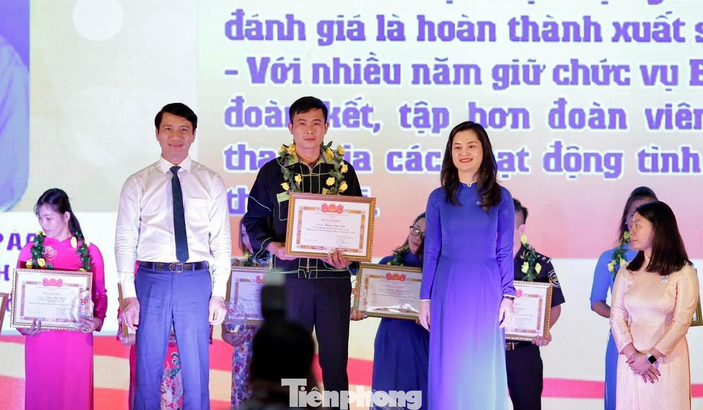 Anh Nguyễn Ngọc Lương, Bí thư Thường trực TƯ Đoàn và chị Đinh Thị Anh Thư, Bí thư Tỉnh Đoàn Lạng Sơn trao cúp, bằng khen cho thanh niên tiên tiến (giữa) - Ảnh: Duy Chiến