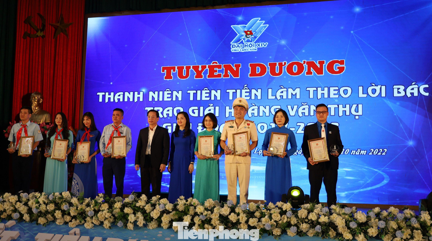 8 cán bộ Đoàn xuất sắc được nhận Giải thưởng Hoàng Văn Thụ năm 2022 - Ảnh: Duy Chiến