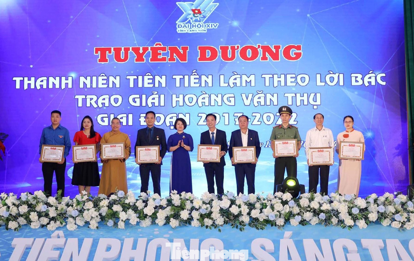 Tỉnh Đoàn Lạng Sơn trao Bằng khen cho các tập thể, cá nhân có thành tích xuất sắc trong phong trào đoàn, thanh niên giai đoạn 2022-2027 - Ảnh: Duy Chiến