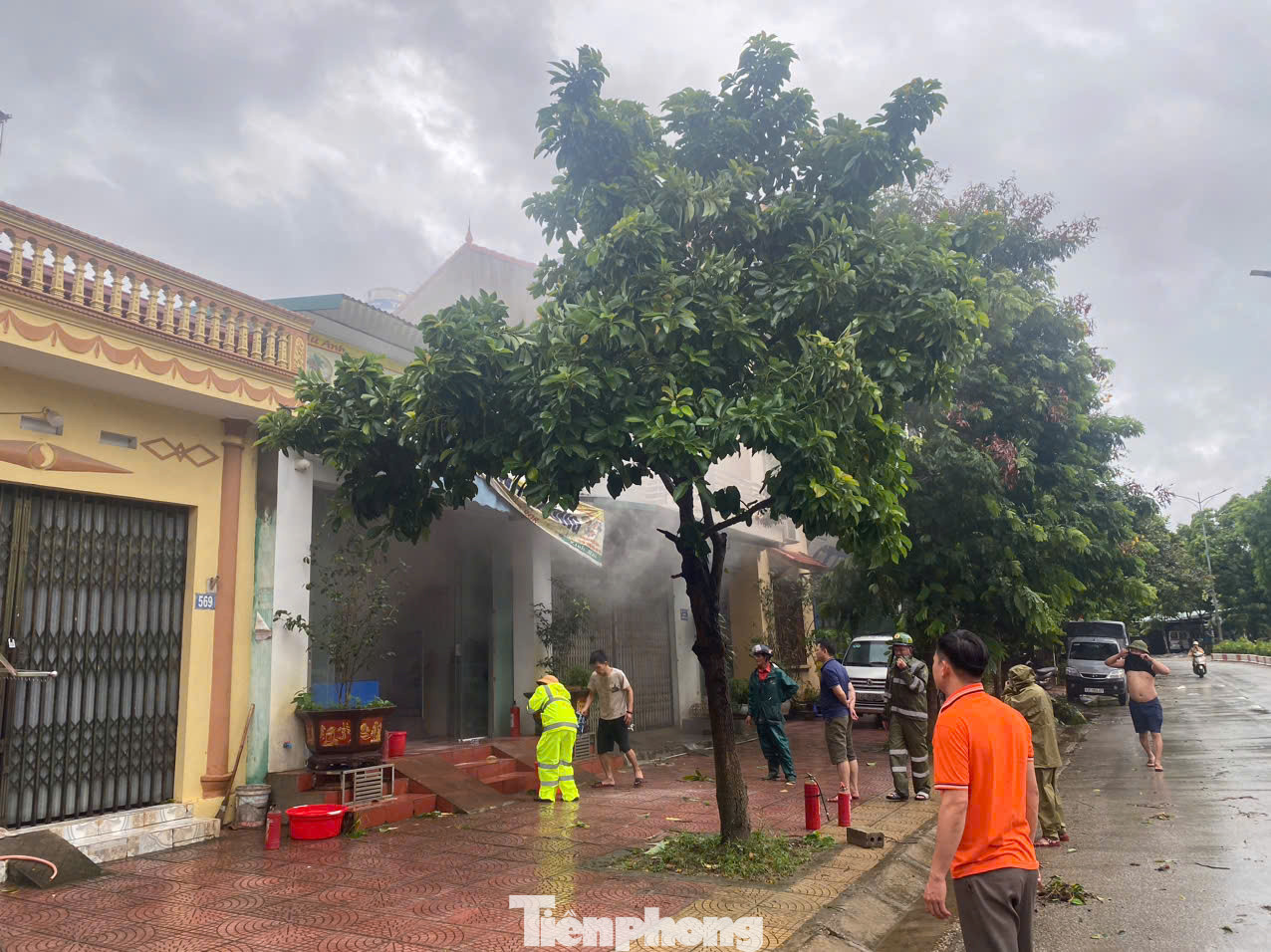 Sáng nay (8/9) ngọn lửa và khói bốc lên từ quán cháo ven thành phố Lạng Sơn (ảnh: Duy Chiến)