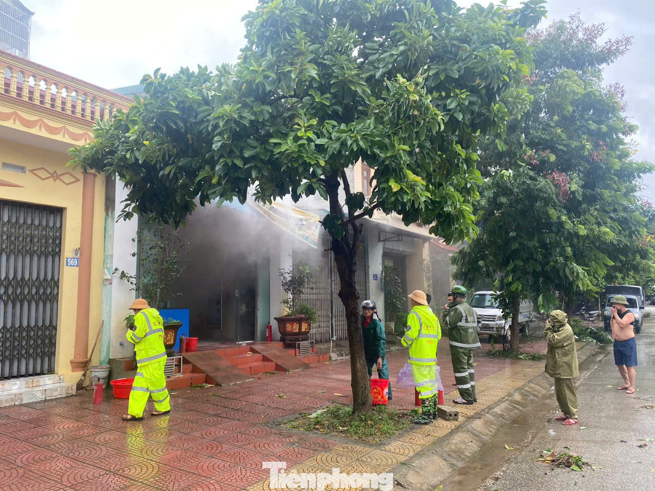 Lực lượng chức năng địa phương có mặt kịp thời, nỗ lực chữa cháy.