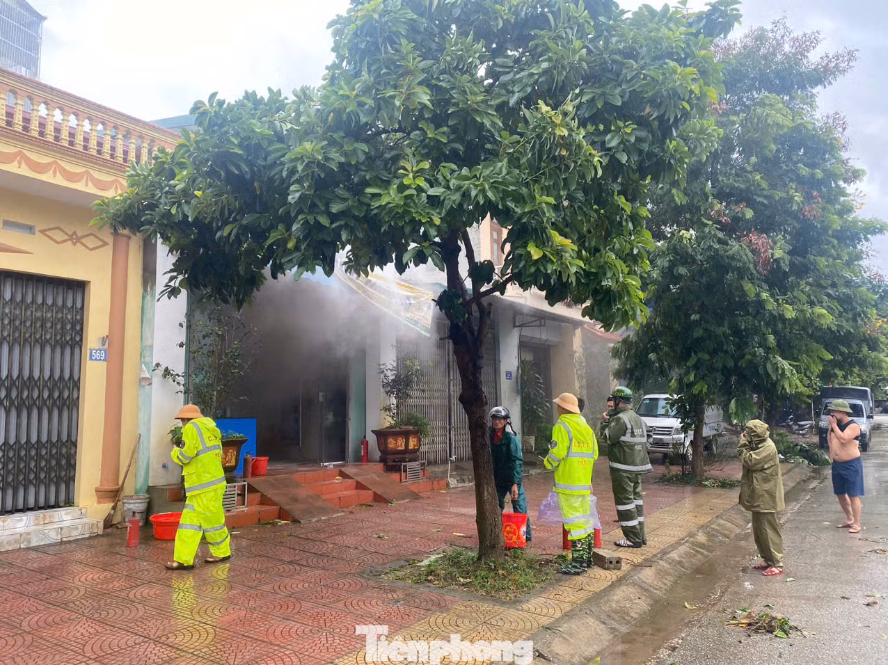 Lực lượng chức năng địa phương có mặt kịp thời, nỗ lực chữa cháy.