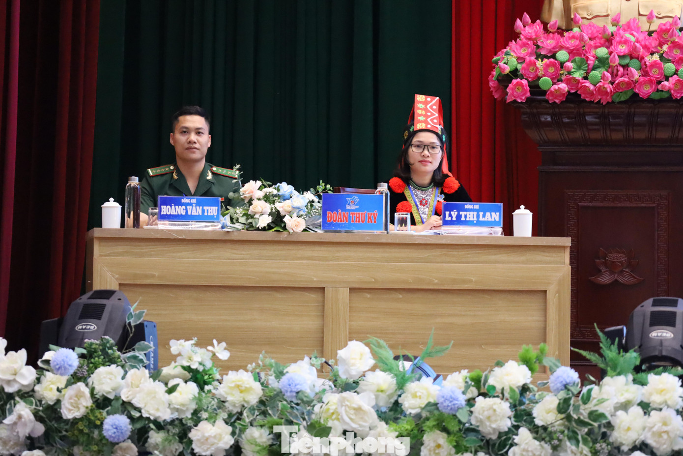 Chị Lý Thị Lan (bìa phải), dân tộc Dao, Bí thư Huyện đoàn Văn Quan diện trang phục dân tộc dự Đại hội. Ảnh: Duy Chiến Chị Lý Thị Lan (bìa phải), dân tộc Dao, Bí thư Huyện đoàn Văn Quan diện trang phục dân tộc dự Đại hội. Ảnh: Duy Chiến