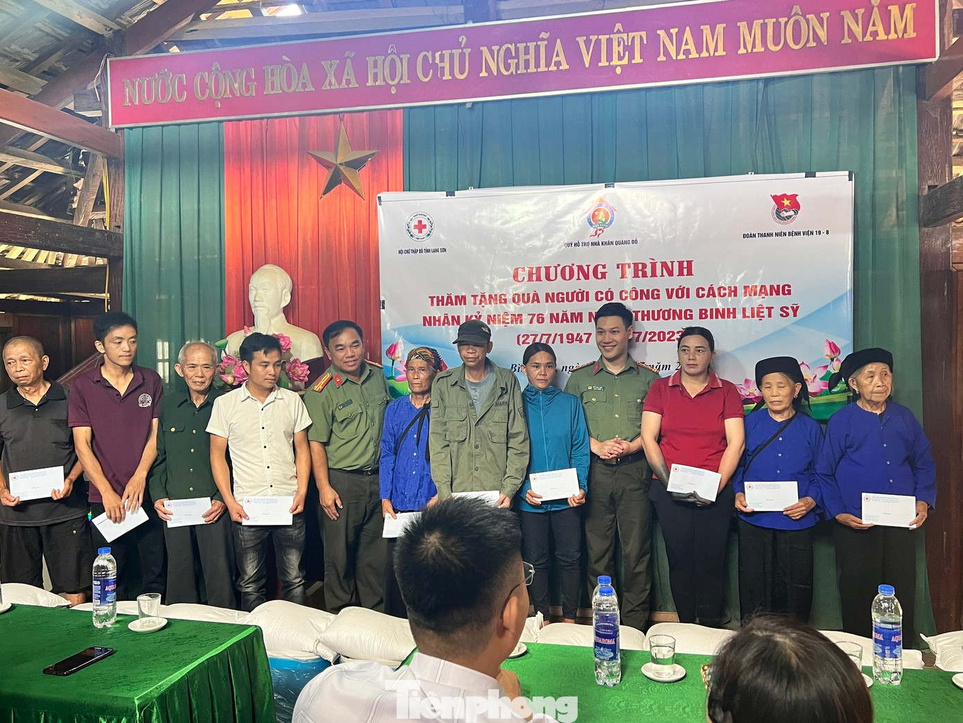 Các đơn vị đồng hành tặng quà hỗ trợ cho các hộ nghèo, gia đình chính sách ở huyện Bình Gia, Lạng Sơn. Ảnh: Duy Chiến