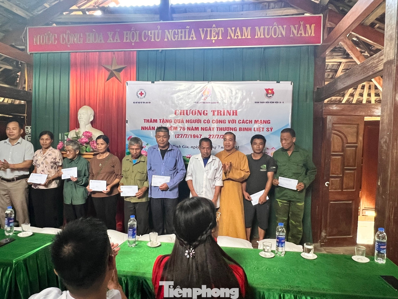 Ban trị sự Giáo hội Phật giáo tỉnh Lạng Sơn trao quà cho 10 hộ có công với cách mạng. Ảnh: Duy Chiến