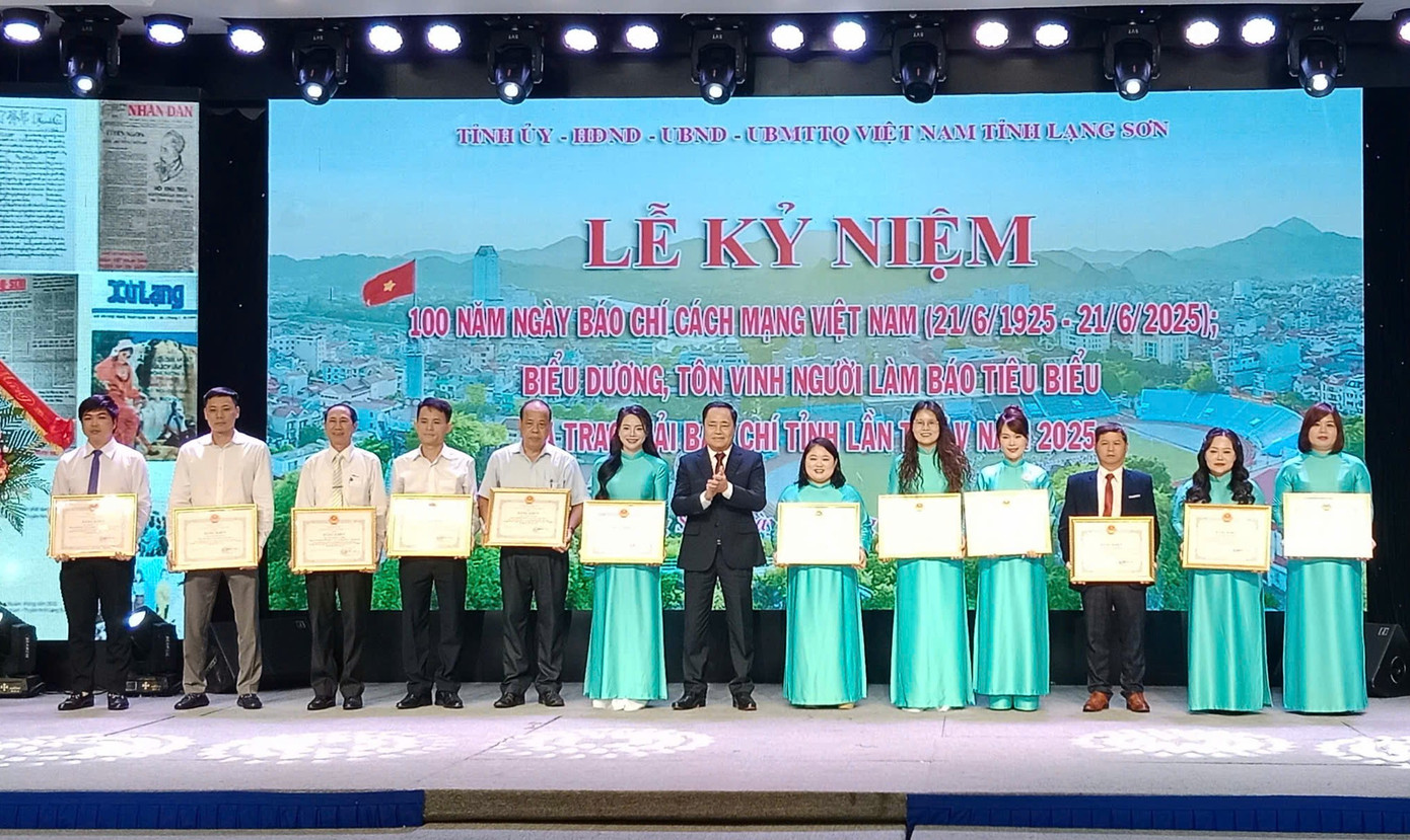 Phóng viên báo Tiền Phong (thứ 3 từ trái qua) cùng các đồng nghiệp nhận Bằng khen của Chủ tịch UBND tỉnh Lạng Sơn. Ảnh: Triệu Thành. Phóng viên báo Tiền Phong (thứ 3 từ trái qua) cùng các đồng nghiệp nhận Bằng khen của Chủ tịch UBND tỉnh Lạng Sơn. Ảnh: Triệu Thành.